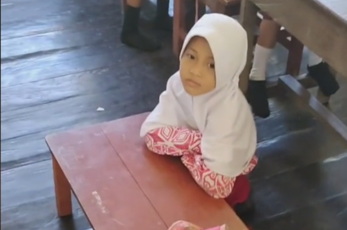 Viral, Seorang Kakak Sakit Hati Lihat Adiknya Dapat Meja Kecil di Kelas, Beda dari Murid Lain