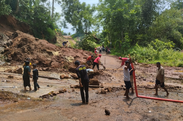 Ngeri! Warga Saksikan Detik-detik Longsor Tutup Akses Jalan di Cicantayan Sukabumi