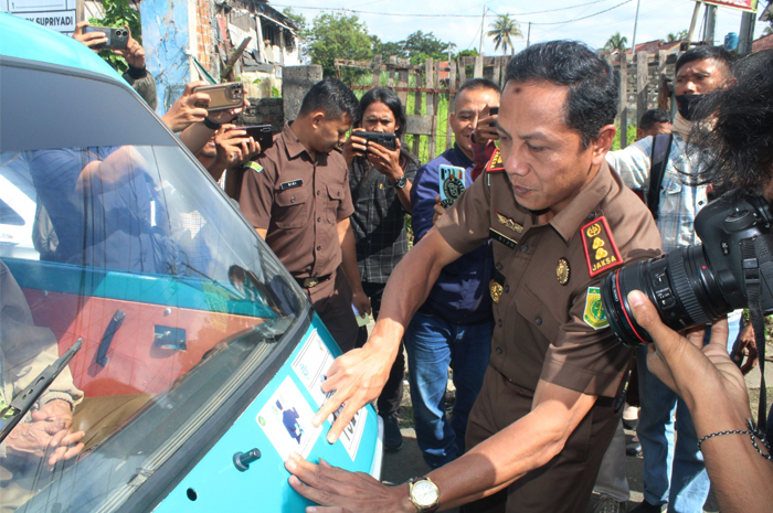 Aksi Bagi-bagi Stiker dan Bakti Sosial Warnai Hari Anti Korupsi di Sukabumi