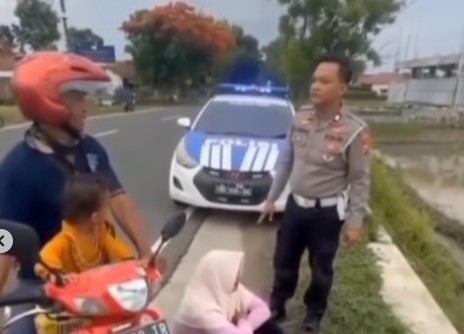 Gegara Motor Baru yang Dibeli Suami Tidak Sesuai, Istri Menangis di Pinggir Jalan, Ini Kata Warganet