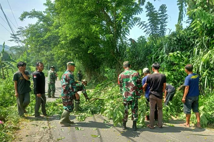 Antisipasi Banjir dan Longsor, Prajurit Koramil Cibadak Sukabumi Bersihkan Sampah Bahu Jalan