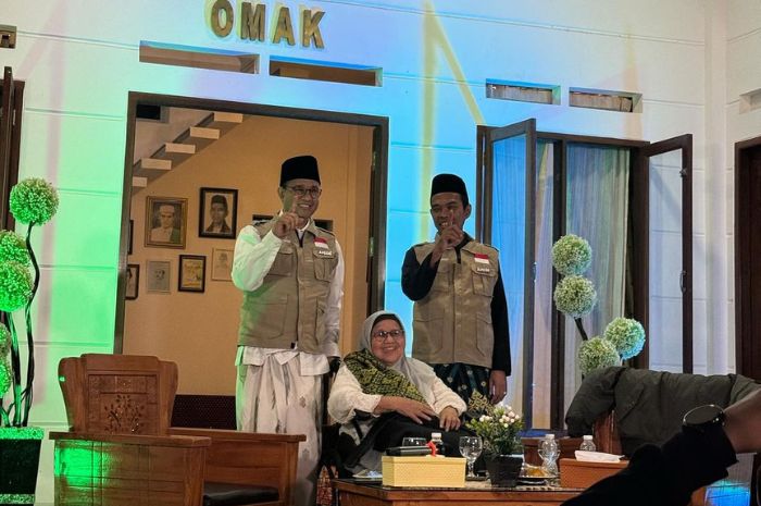 UAS Resmi Dukung Anies Baswedan: Acungkan Satu Jari Telunjuk dan Kenakan Rompi AMIN