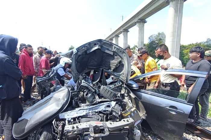 Kereta Feeder Whoosh Tabrak Mini Bus Hingga Ringsek, Dua Orang Meninggal Dunia