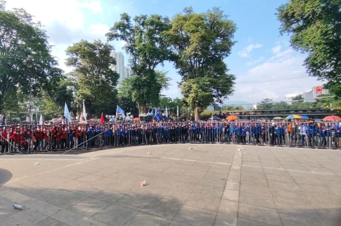 Saat Dorong Pagar Gedung Sate Bandung, Demonstrasi Revisi UMK 2024 Berujung Ricuh oleh Terduga Copet