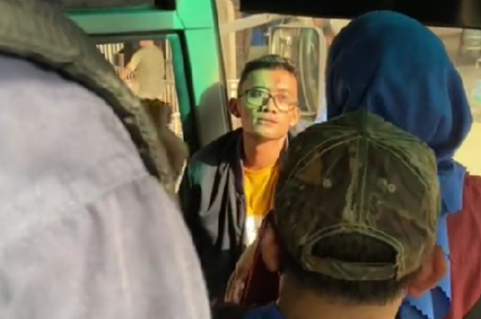 Viral! Penumpang di Dalam Bus Marah-Marah dan Membuat Kericuhan, Netizen: Orang Stres Naik Angkutan Umum