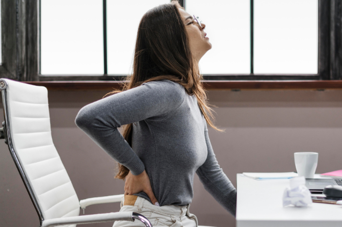 Duduk Terlalu Lama? 4 Tips Mudah untuk Meredakan Sakit Punggung 
