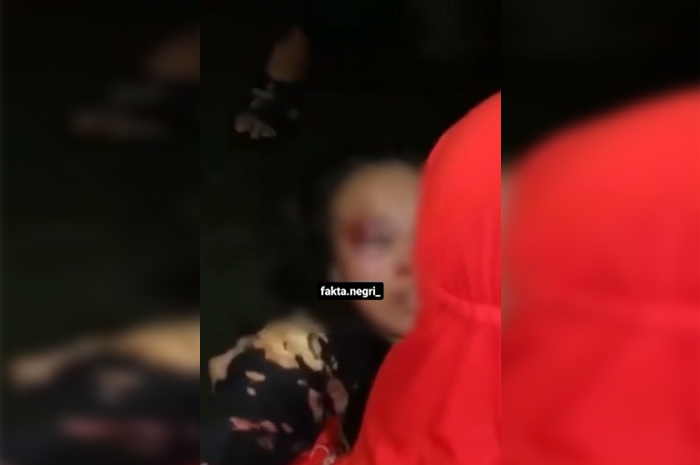 Heboh Seorang Wanita Dianiaya Pria Diduga Suaminya di Pinggir Jalan, Netizen: Banci!