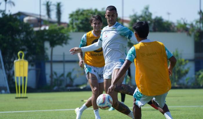 Bek Persib Bandung Alberto Rodriguez Waspadai Lini Serang Bali United