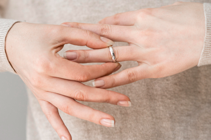 Cincin Tersangkut? Tenang, Berikut 5 Cara Melepaskannya di Jari yang Sudah Bengkak