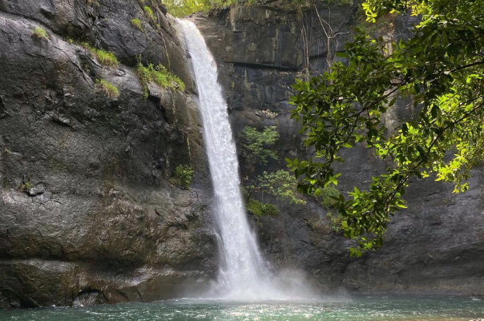 Eksplorasi Keindahan Curug Larangan, Tempat Wisata di Sukabumi yang Tidak Kalah dengan Bandung!