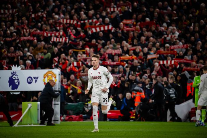 Gary Neville Kritik Atmosfere Liverpool vs Manchester United di Anfield: Enggak Pernah Sesepi Ini