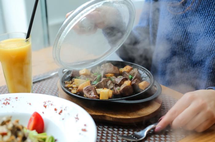 Bolehkah Meniup Makanan Panas Sebelum Menyantapnya? 