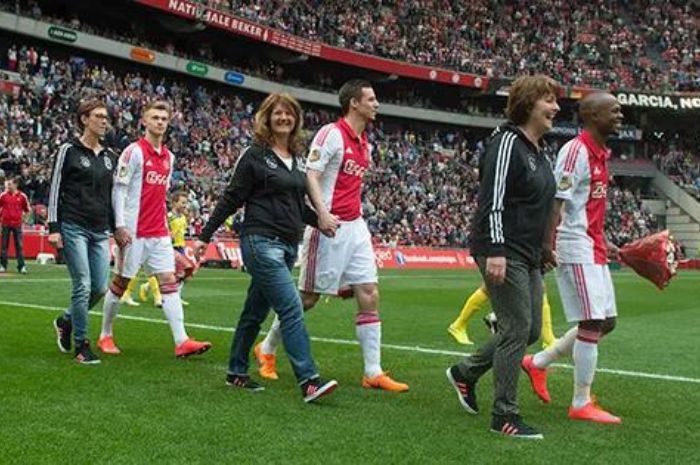 Mengenang Kembali Cara Unik Pemain Ajax Peringati Hari Ibu Beberapa Tahun Lalu