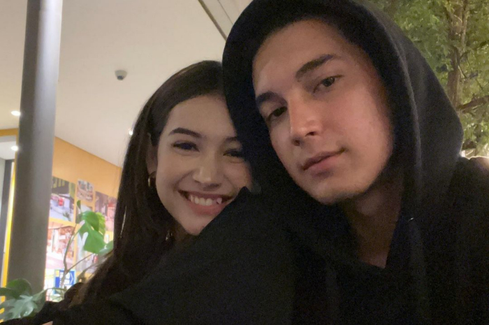 Ibu Sandrinna Michelle Sindir Gaya Pacaran Sang Anak dengan Junior Roberts, Tinggal Satu Apartemen?