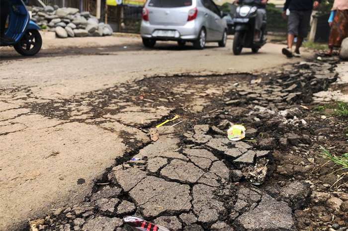 Baru Beberapa Minggu, Aspal di Jalan Sersan Bajuri Bandung Sudah Mengelupas
