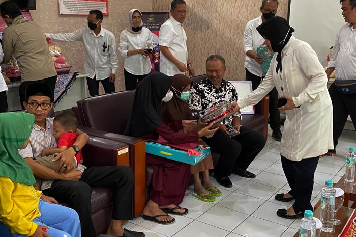 Mensos Risma Tangani Empat Anak Pengidap Penyakit Berat di Sukabumi