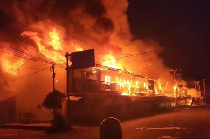 Dampak Kericuhan Iring-Iringan Jenazah Lukas Enembe: Sejumlah Ruko Bertingkat di Waena Papua Terbakar
