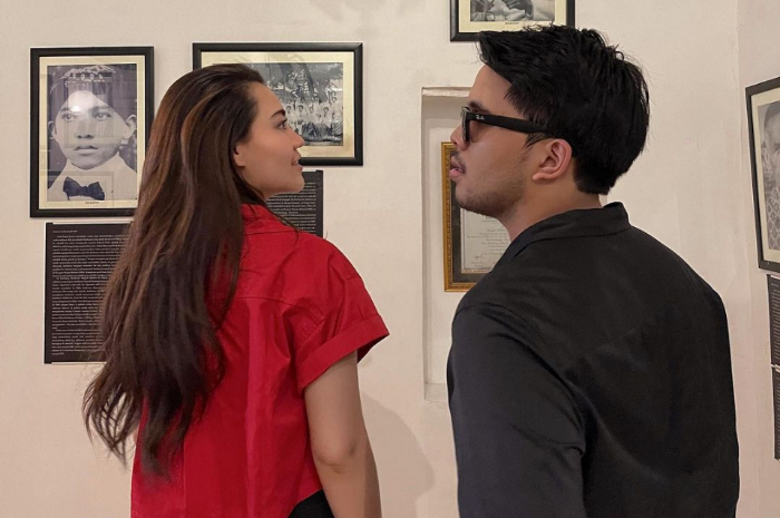 So Sweet, Aaliyah Massaid Genggam Tangan Thariq Halilintar saat Ice Skating Bareng, Netizen: Selalu Support!