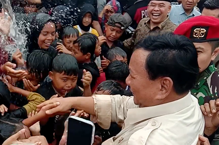 Momen Menhan Prabowo Subianto Bermain Air Bersama Anak-anak di Jampang Kulon Sukabumi