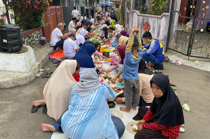 Cegah Perpecahan di Tahun Politik, Warga Kampung Pojok Indah Sukabumi Makan Bersama 