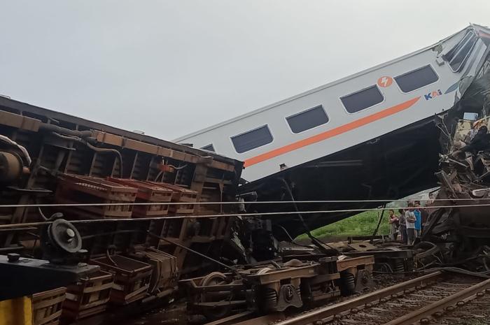 Kecelakaan antara Commuter Line Bandung Raya Tabrakan dengan KA Turangga di Cicalengka 
