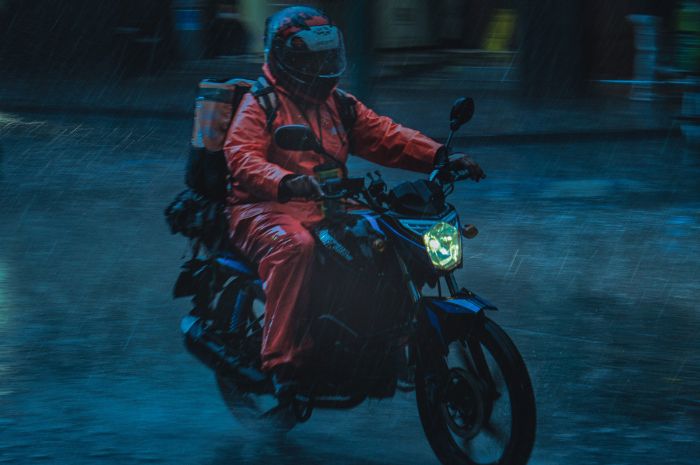 Agar Tetap Awet, Lakukan Ini Setelah Motor Terjang Genangan Air Hujan