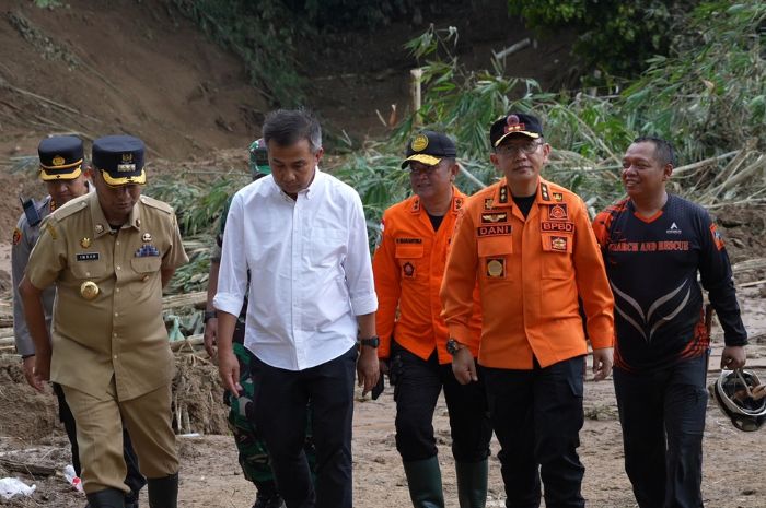 Datang ke Lokasi Tanah Longsor Subang, Bey Machmudin Minta Masyarakat Waspada dan Lakukan Mitigasi
