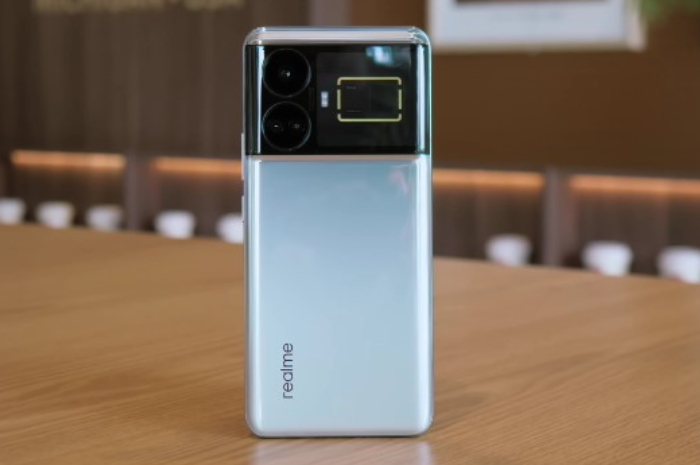 Isi Baterai Gak Pakai Lama! Cek Spesifikasi Realme GT 240W, Belinya di Sini