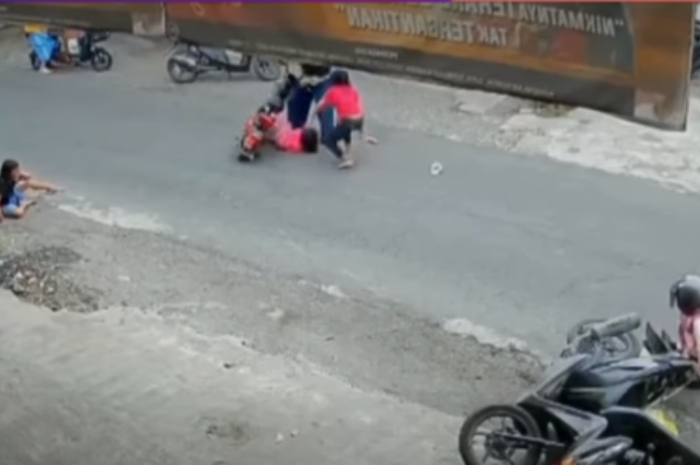 Viral! Peristiwa Lakalantas Antara Pemotor Wanita dengan Tiga Bocah yang Naik Sepeda Listrik di Jalan Raya
