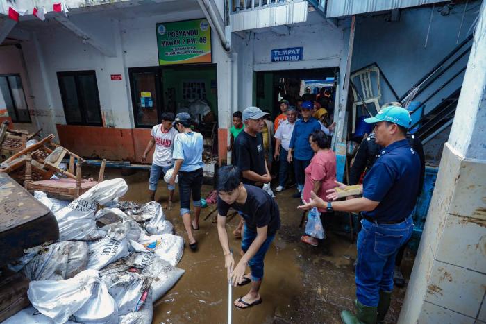 Ema, Minta Warga Pilah Sampah Sisa Banjir Bandang di Gang Apandi