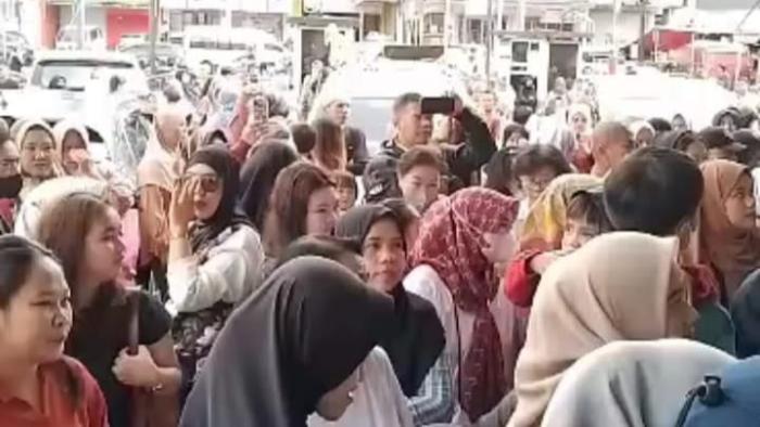 Ratusan Ibu-ibu Kecewa Termakan Berita Hoax Barang Murah di Toserba Sukabumi