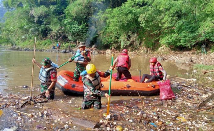 Cegah Bencana, Petugas Gabungan Lakukan Aksi Bersih-bersih Sungai Cimandiri Sukabumi