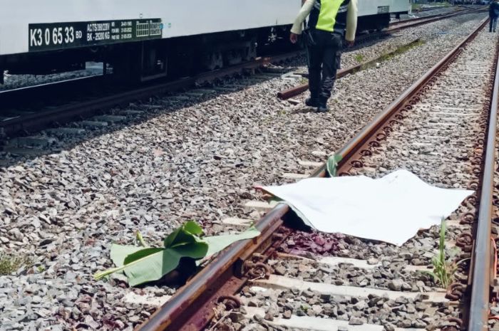 Pria di Bandung Tewas Tertabrak Commuterline, Jenazah Dievakuasi ke RS Sartika