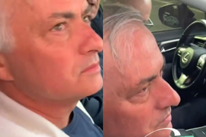 Mata Jose Mourinho Berkaca-Kaca saat Layani Suporter AS Roma