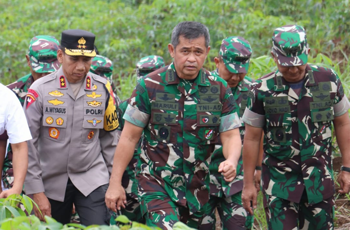 KSAD Jenderal TNI Maruli Simanjuntak Pantau Lokasi Lahan Ketahanan Pangan di Ciemas Sukabumi