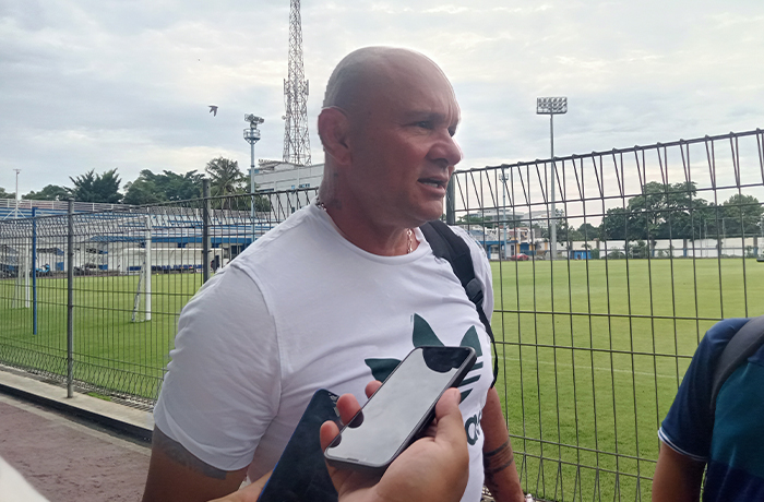 Pelatih Kiper Persib Luizinho Passos Mengaku Selalu Pusing Setiap Mau Bertanding