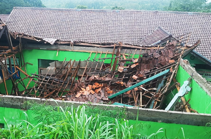 Atap Bangunan SMPN 2 Simpenan Sukabumi Ambruk Disapu Angin Kencang, Puluhan Unit Komputer Rusak