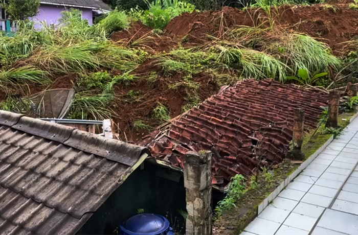 Ngeri! 12 Rumah Tertimbun Longsor Cibadak Sukabumi