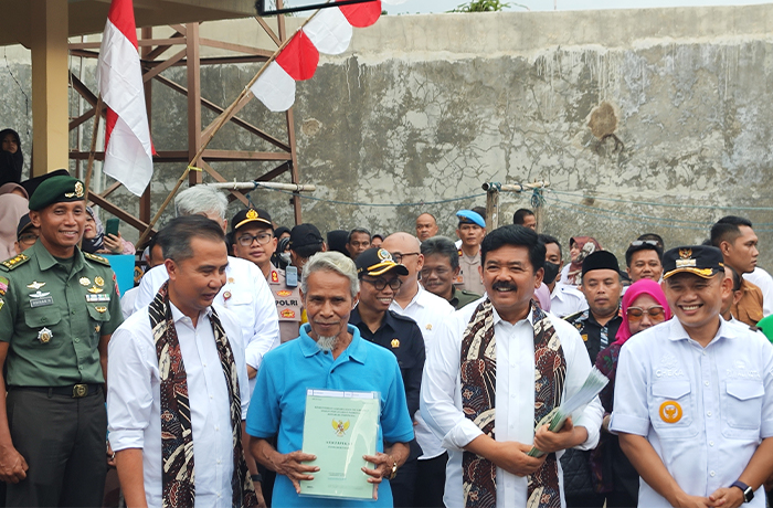 Hadi Tjahjanto Bagikan Puluhan Sertifikat, Pemprov Jabar Siap Dukung Pemberantasan Mafia Tanah