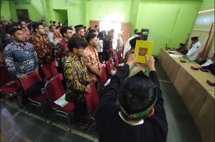 294 Anggota KPPS Mulai Dilantik Sekaligus Tanam Pohon di Desa Cibiru Hilir, Cileunyi, Kabupaten Bandung