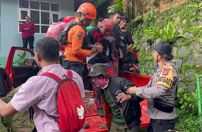 Sempat Terpisah, 13 Pendaki Tersesat di Gunung Pangrango Ditemukan Selamat