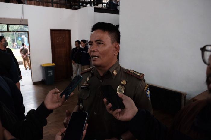 Satpol PP Kota Bandung Tertibkan Ribuan APK yang Langgar Aturan