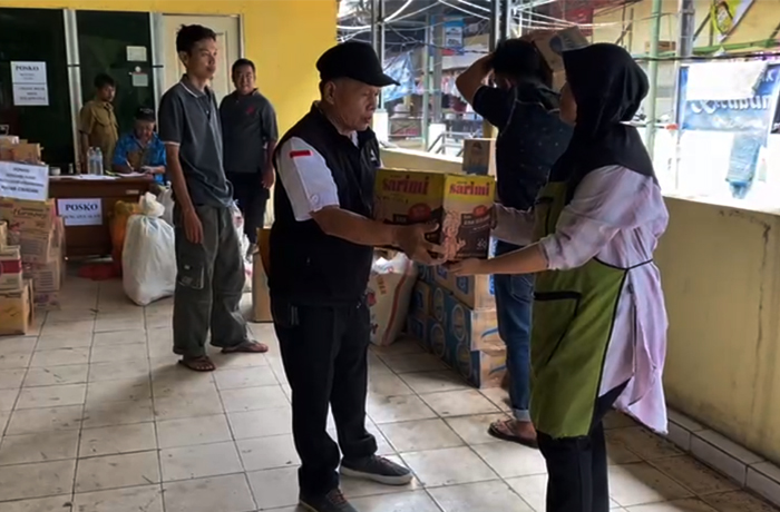 Warga Pasar Cibadak Bareng UPTD Pasar Kirim Bantuan untuk Korban Longsor