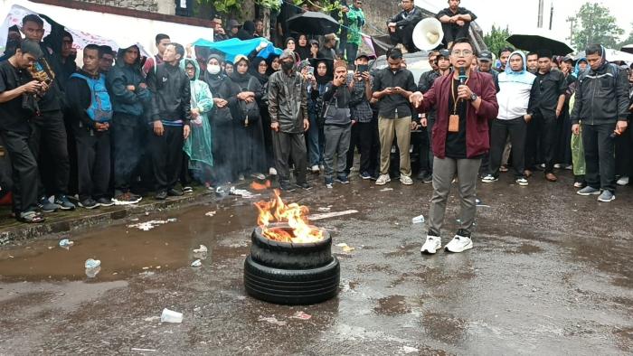 Ribuan Guru Honorer Sukabumi Unjuk Rasa, Tuntut Diangkat jadi PPPK