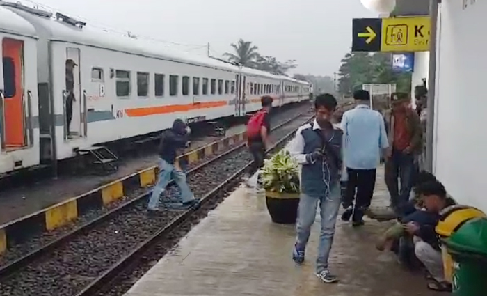 Terhalang Banjir di Sukabumi, KA Siliwangi Sempat Tertahan di Stasiun Gandasoli
