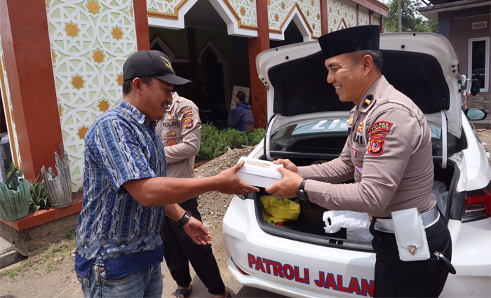 Jumat Berkah, Polisi di Sukabumi Bagikan Ratusan Nasi Kotak dan Sembako