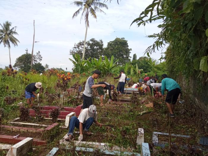 Menjelang Ramadhan, Masyarakat Kampung Selaawi Bergotong Royong, Untuk Membersihkan Dua Pemakaman Sekaligus