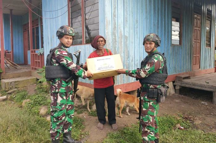 Satgas Yonif 310/KK Bagikan Bantuan Sembako di Pegunungan Bintang