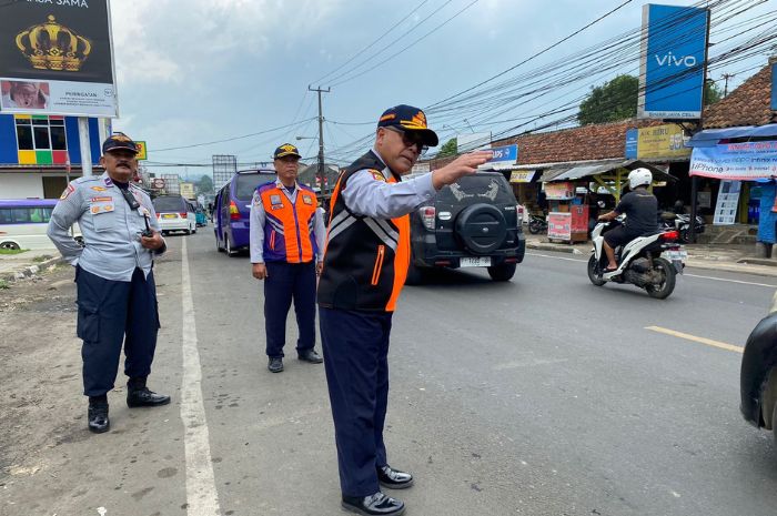 40.000 Lebih Kendaraan Padati Jalan Bogor-Sukabumi, Kadishub Sukabumi Terjun Langsung Atur Arus Lalu LIntas