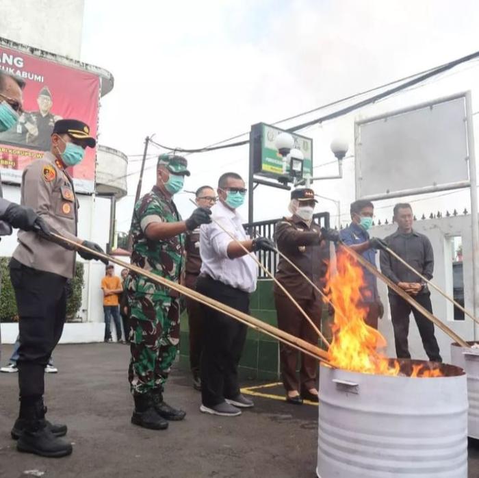 Bersama Kejari dan Forkopimda, Kapolres Sukabumi Kota Musnahkan Barang Bukti 72 Perkara yang Telah Inkracht